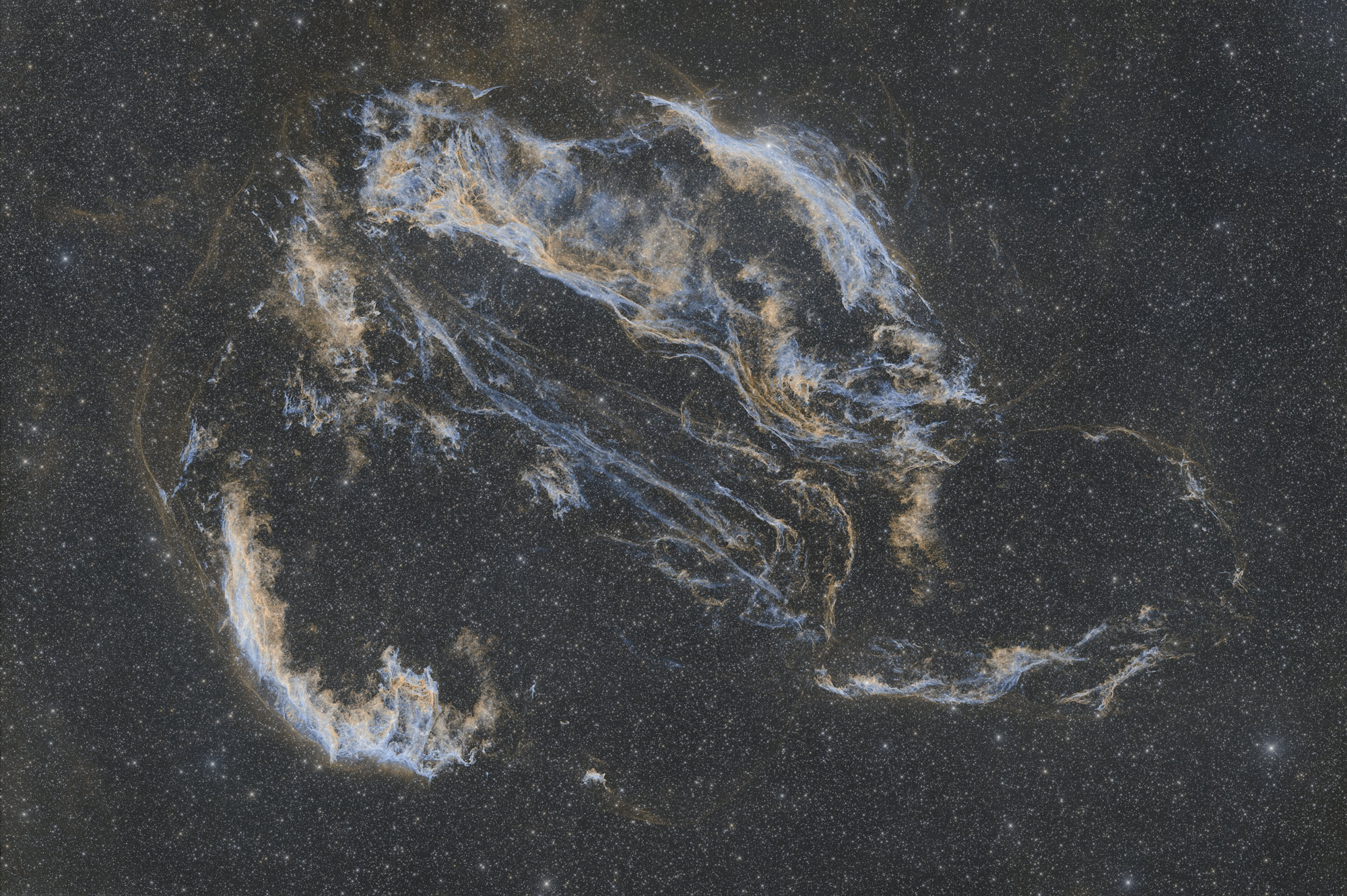 Der Cygnusbogen NGC 6960 ist ein Supernova-Überrest im Sternbild Schwan. Er erstreckt sich über einen Himmelsausschnitt von ungefähr drei Grad. Der Vorläuferstern hatte vermutlich die 12 bis 15fache Masse unserer Sonne.